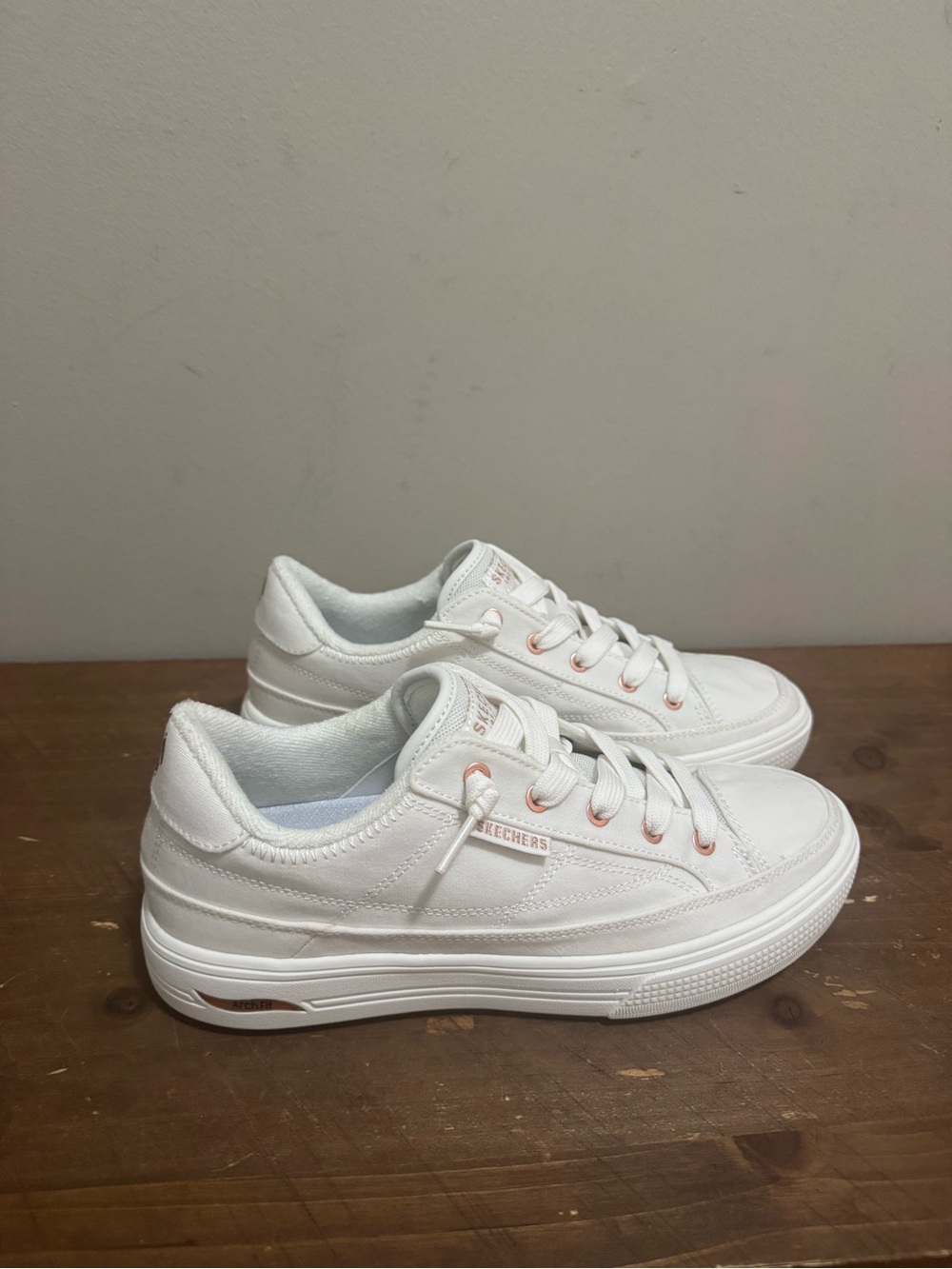 Skechers Women’s White Low-Profile Lace-Up Sneakers with Pink Accents Size 7